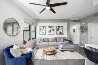 Photo #1: 260018038 Listing