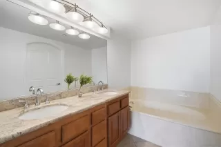 Photo #5: 260018659 Listing