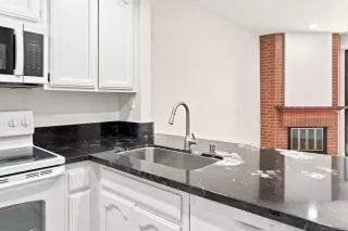 Photo #5: 260018664 Listing