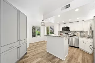 Photo #6: 260019800 Listing