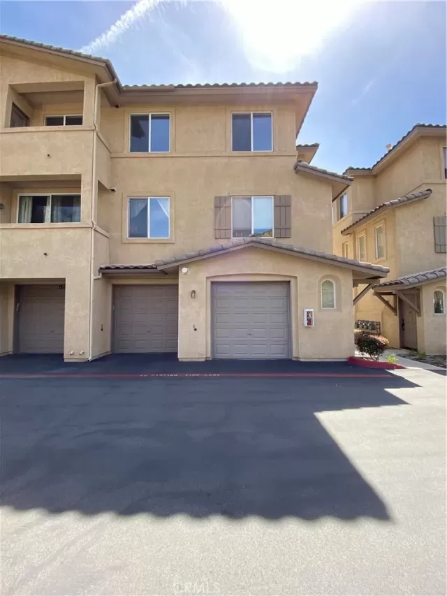 MLS: DW23101488 Condo For Sale