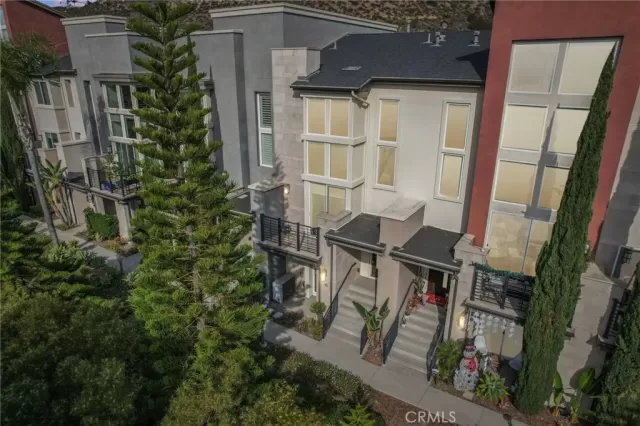 MLS: DW25278787 Condo For Sale