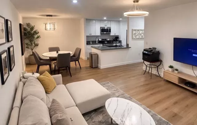 MLS: DW26053392 Condo For Sale