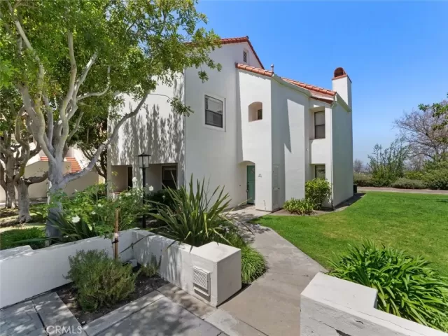 MLS: DW26087374 Condo For Sale
