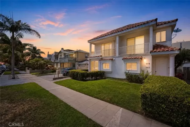 MLS: DW26174238 Condo For Sale