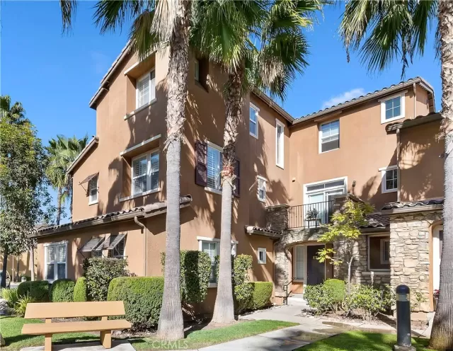 MLS: IG23028022 Condo For Sale