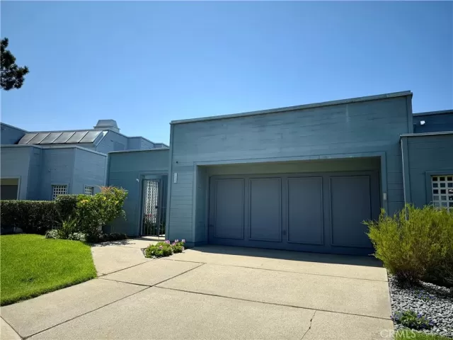 MLS: IV25157567 Condo For Sale