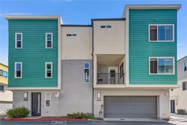 MLS: IV25181126 Condo For Sale