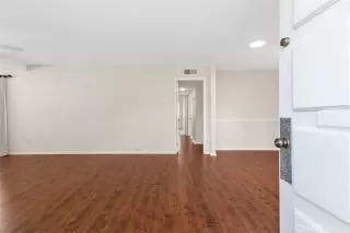 Photo #5: ND25073001 Listing 