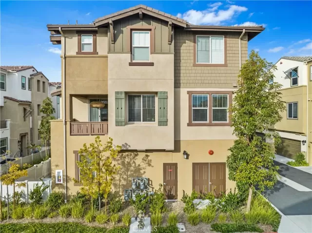 MLS: OC22259525 Condo For Sale