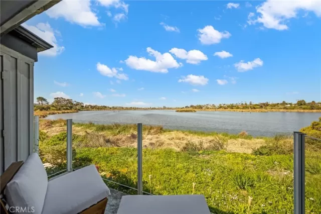 MLS: OC23049506 Condo For Sale
