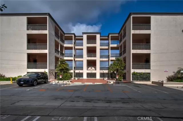 MLS: OC23070148 Condo For Sale