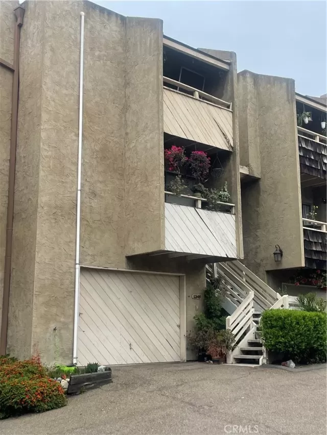 MLS: OC23173109 Condo For Sale