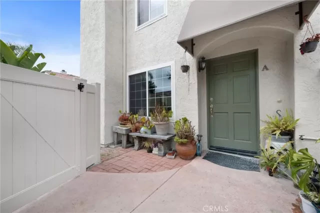 MLS: OC25121900 Condo For Sale
