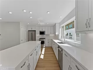 Photo #5: OC25244555 Listing