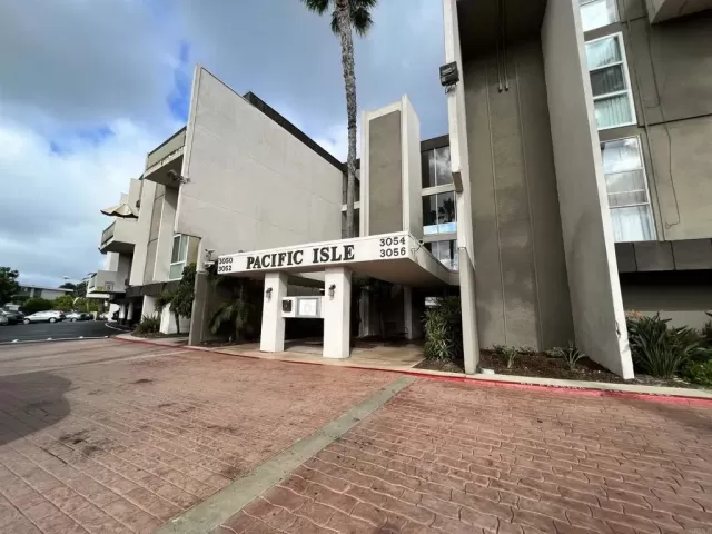 MLS: PTP2305534 Condo For Sale