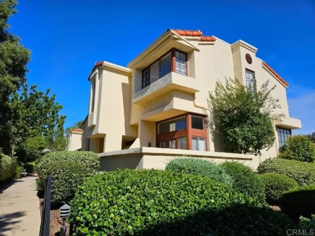 MLS: PTP2306163 Condo For Sale