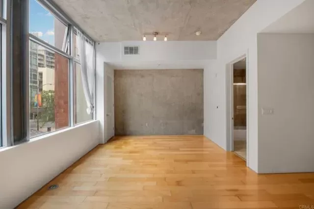 MLS: PTP2404330 Condo For Sale