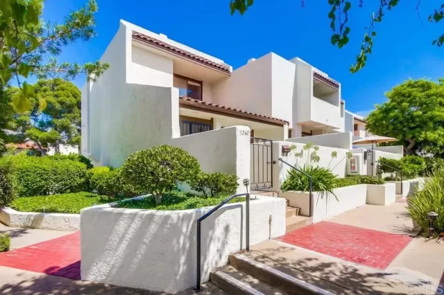 MLS: PTP2405589 Condo For Sale