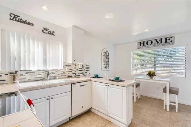 MLS: PTP2405937 Condo For Sale
