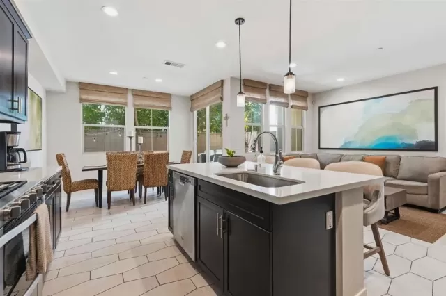 MLS: PTP2605953 Condo For Sale