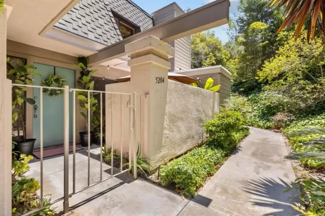 MLS: PTP2606078 Condo For Sale