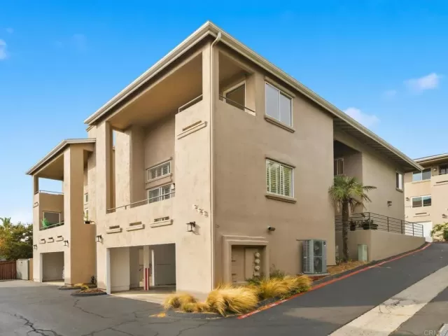 MLS: PTP2606120 Condo For Sale