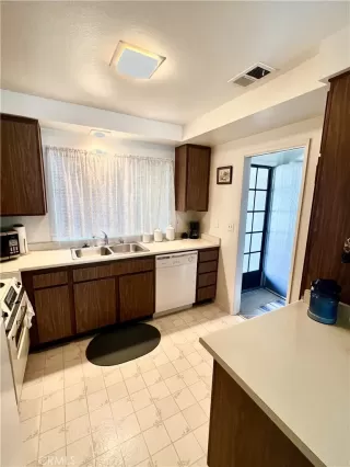 Photo #5: SR23057339 Listing