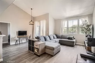 Photo #3: SR25115896 Listing