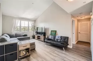 Photo #4: SR25115896 Listing