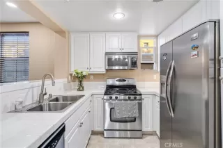 Photo #6: SR25271546 Listing