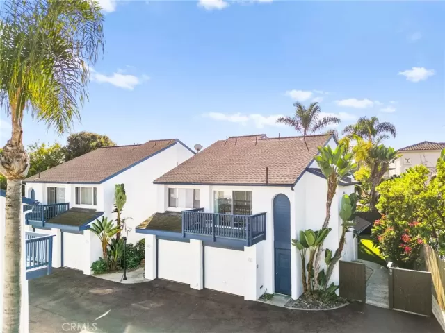 MLS: SW25248402 Condo For Sale