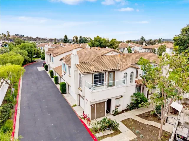 MLS: SW25281676 Condo For Sale